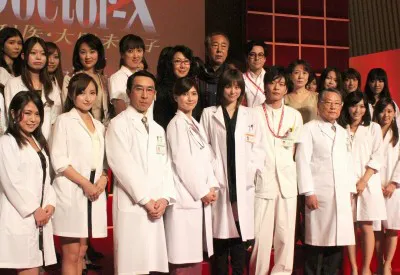白衣の出演者たちに白衣の女子医大生が加わり、さながら医局のような集合写真に!?