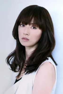 高岡早紀は、恋愛下手のため恋をしたこともない独身女性の三女・竹沢滝子を演じる