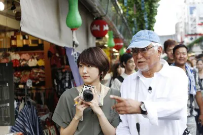 写真家・立木義弘氏と東京の下町を撮影して回る新垣結衣