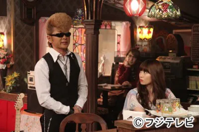 初回のゲスト、氣志團・綾小路翔は、こじはるが勤めるキャバクラ「ペロリ」のライバル店「ビーバップガールズ」の黒服として出演