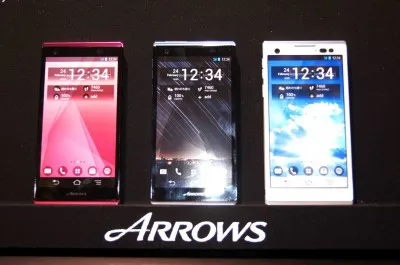 ARROWSシリーズ最新機種は、大画面ながら持ちやすさも追求