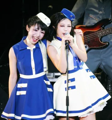 「Dear My Friend」で二人仲良く歌うさこてぃこと槙田紗子（左）と、もりしこと森詩織（右）