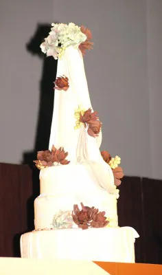 タワー型のケーキにシュガークラフトの花が咲く