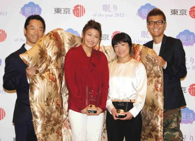 「眠り of the year 2012」として、日本女子レスリング代表の小原日登美選手(写真中右)と伊調馨選手(写真中左)が表彰された