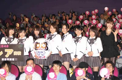 前夜祭の舞台あいさつに登壇したAKB48