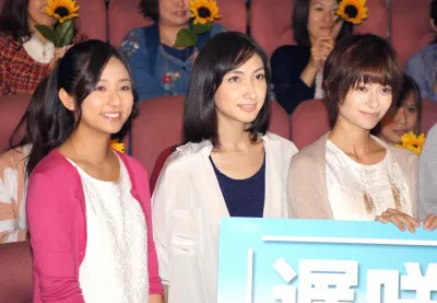 舞台あいさつに登壇した木村文乃、香椎由宇、真木よう子(写真左から)