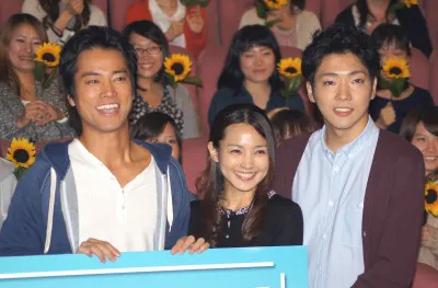 【写真】登壇した桐谷健太、国仲涼子、柄本佑(写真左から)
