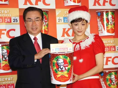 日本ケンタッキー・フライド・チキン代表取締役社長CEO・渡辺正夫氏、綾瀬はるか(写真左から)