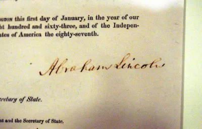 文書にはリンカーンの直筆のサインが書かれている