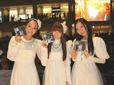 ラゾーナ川崎でリリース記念イベントを開催したKalafinaのWakana、Keiko、Hikaru(写真左から)