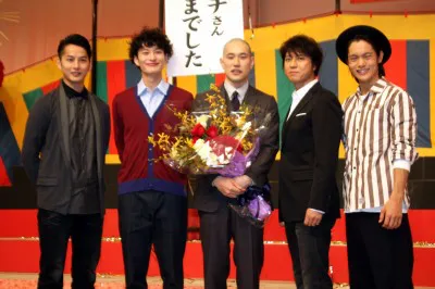 会見に駆けつけた石黒英雄、岡田将生、松山、上川隆也、窪田正孝（写真左から）