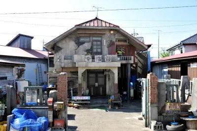木村拓哉扮する金田一二三男が住むことになった幸福荘。共同スペースなども作られ、現代日本に失われつつあるコミュニケーションの場も提供する温もりのあるアパート