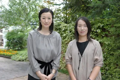 主演の鈴木京香(写真左)と原作者・湊かなえ(同右)。湊の原作小説が地上波で連続ドラマ化されるのは初