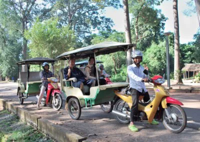 カンボジア人ガイドと一緒にトゥクトゥクに乗る