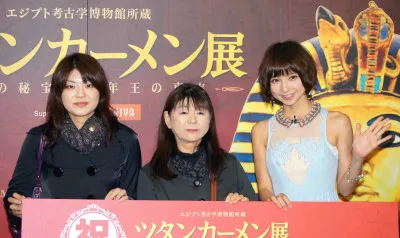 160万人目の須藤実佳さん、由美子さん、篠田麻里子(写真左から)