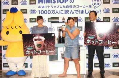 ミニストップ代表取締役社長・阿部信行氏と「M's STYLE COFFEE」をPR