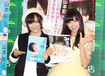 合同握手会を開催したNMB48の山本彩と渡辺美優紀(写真左から)