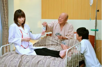 「ドクターX―」第6話(11/29放送)では、未知子(米倉涼子)と古い知り合いの六坂(六平直政)が登場する