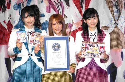 イベントに登場したAKB48・横山由依、高橋みなみ、渡辺麻友(写真左から)