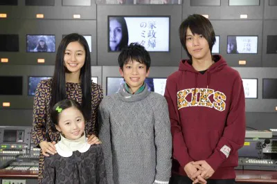 約一年ぶりに再会した阿須田家の4姉弟(後ろ側の左から忽那汐里、綾部守人、中川大志、手前が本田望結)
