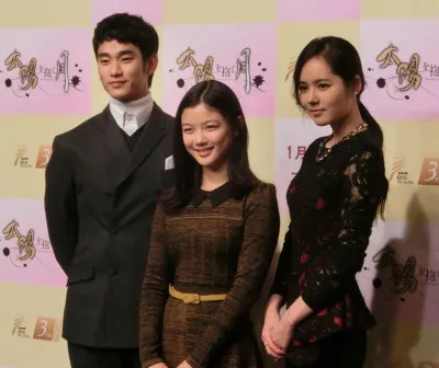 韓国歴史ドラマ「太陽を抱く月」に出演しているキム・スヒョン、キム・ユジョン、ハン・ガイン（左から）
