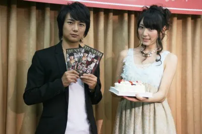 映画「ビンゴ」のDVD発売イベントを行った主演の清水一希(左)とヒロインの松井咲子(右)