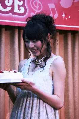 ケーキのサプライズにうれしそうな、12月10日に22歳の誕生日を迎える松井