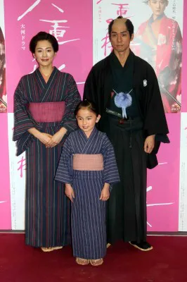 役衣装で登場した綾瀬はるか、鈴木梨央、西島秀俊(写真左から)