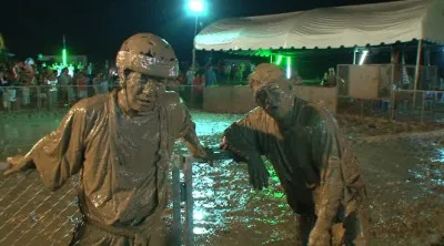 内村光良らはタイの”ブタ祭り”参加し、泥だらけになりながら優勝を狙う