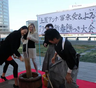 冨永は軽やかに振りかぶり、餅をつく