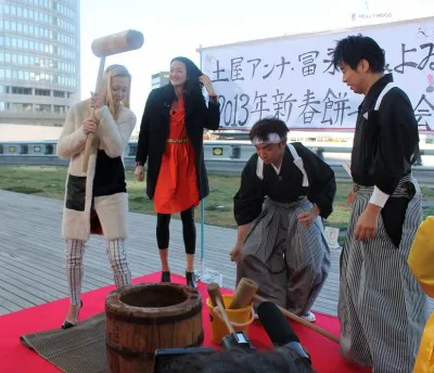 土屋も負けじとパワフルに餅をつく！