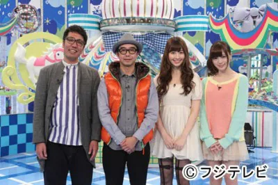 出演者のおぎやはぎ、AKB48・小嶋陽菜、乃木坂46・白石麻衣(写真左から)