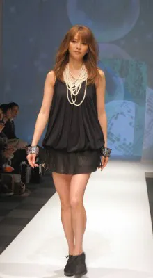 黒のドレスに真珠のネックレスを合わせたスタイル
