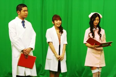 助手のイマニヤスヒサと共にゲストの歯科医・中田彩を迎える壇蜜