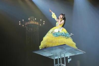 【写真】黄色いドレスで直径13mのシャンデリアから登場!!