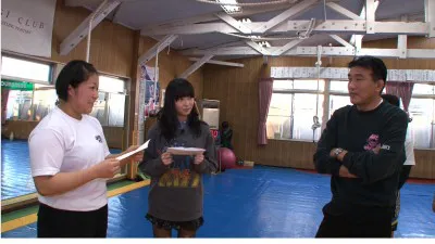 【写真】HKT48・指原莉乃が、恩師に勝負を挑む女子レスリング部の生徒を追う