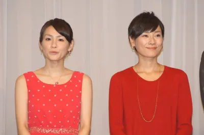 真澄役の斉藤舞子アナ、島田彩夏アナ(写真左から)