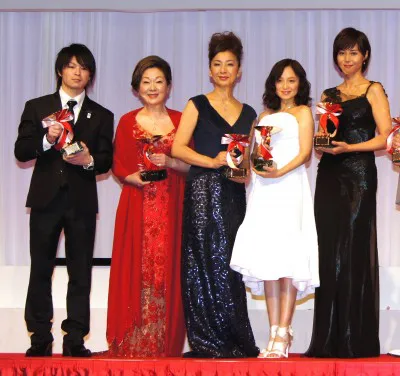 体操・内村航平選手、由紀さおり、高橋恵子、永作博美、松嶋菜々子(写真左から)