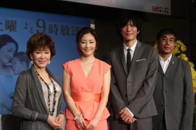 制作発表会見に登壇した十朱幸代、常盤貴子、田辺誠一、若松節朗監督(写真左から)