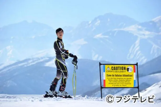 【写真】雪山＆スキーウエアの古美門はいったい何を？