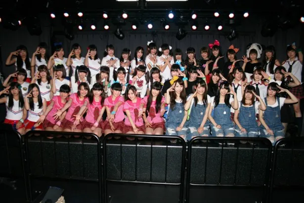 東京・秋葉原に誕生したアイドルライブ専用劇場「TwinBox AKIHABARA」の「レギュラー公演スタート特別公演」に登場したALLOVERら8組のアイドル