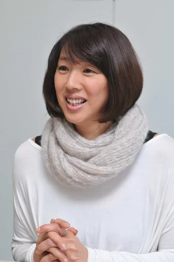 野波麻帆とおかもとまりのお姉ちゃん役・小谷実可子の人生を変えた大きな出会いは…イルカ!?