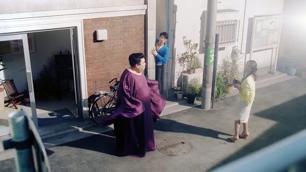 小泉とマツコ、それに建物の間に挟まっていた原田が顔を合わせる