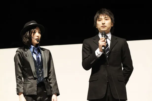 松井珠理奈とコンサート開催決定を発表する芝新劇場支配人(写真左から)