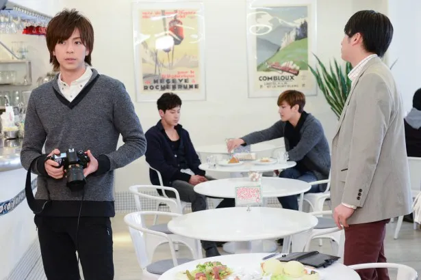 新田隼人(三浦)と岩城利也(石黒)がカフェを取材するシーンに登場