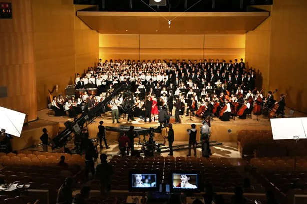 【写真】撮影は、実際のホールに本物のオーケストラを招いて行われた