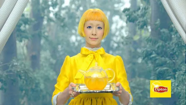 髪型から衣装まで全身“リプトンカラー”の木村カエラが「不思議の国のアリス」の世界に登場