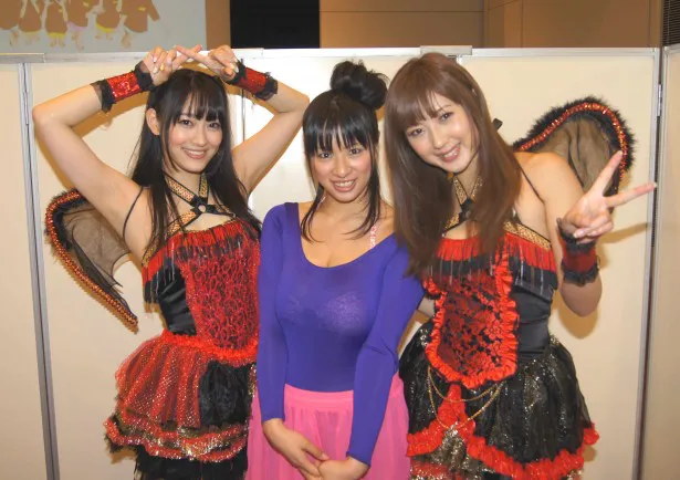 「ハニーとラップ♪」の衣装を着た西野翔(写真左)、小倉遥(写真右)とキャッツアイの春菜はな(写真中)