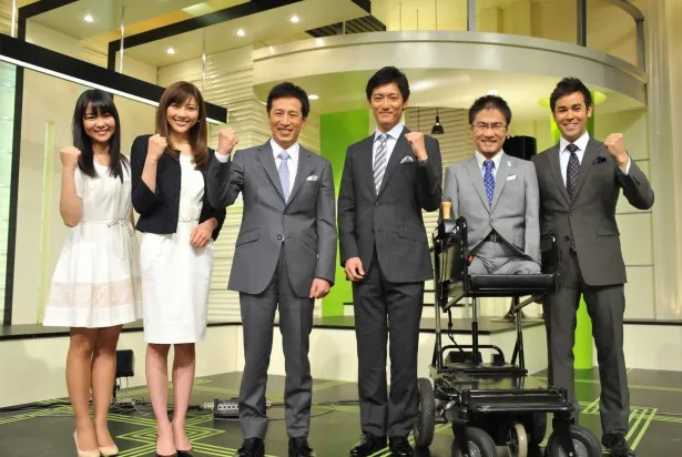 新体制の「NEWS ZERO」。（左から）磯貝、山岸、村尾アナ、右松アナ、乙武氏、鈴木アナ