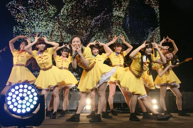 黄色い新衣装で5月22日(水)発売の「STEP＆GO」を熱唱するPASSPO☆